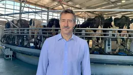 Andrea Benetton davanti alle mucce di Cirio Agricola