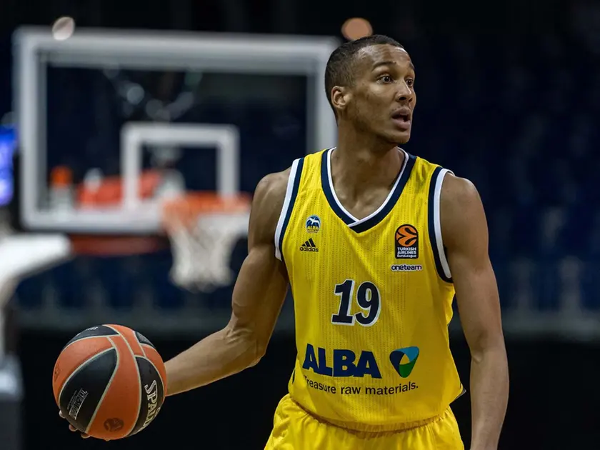 L’Umana Reyer firma Louis Olinde
