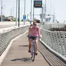Una ciclista sul ponte della Libertà (foto d'archivio)