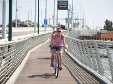 Una ciclista sul ponte della Libertà (foto d'archivio)
