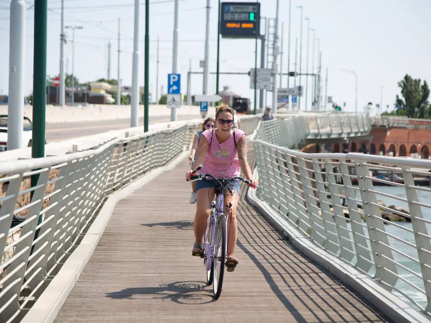 Una ciclista sul ponte della Libertà (foto d'archivio)