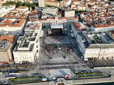 Piazza Unità vista dall'alto in attesa del concerto dei Gorillaz (Silvano)