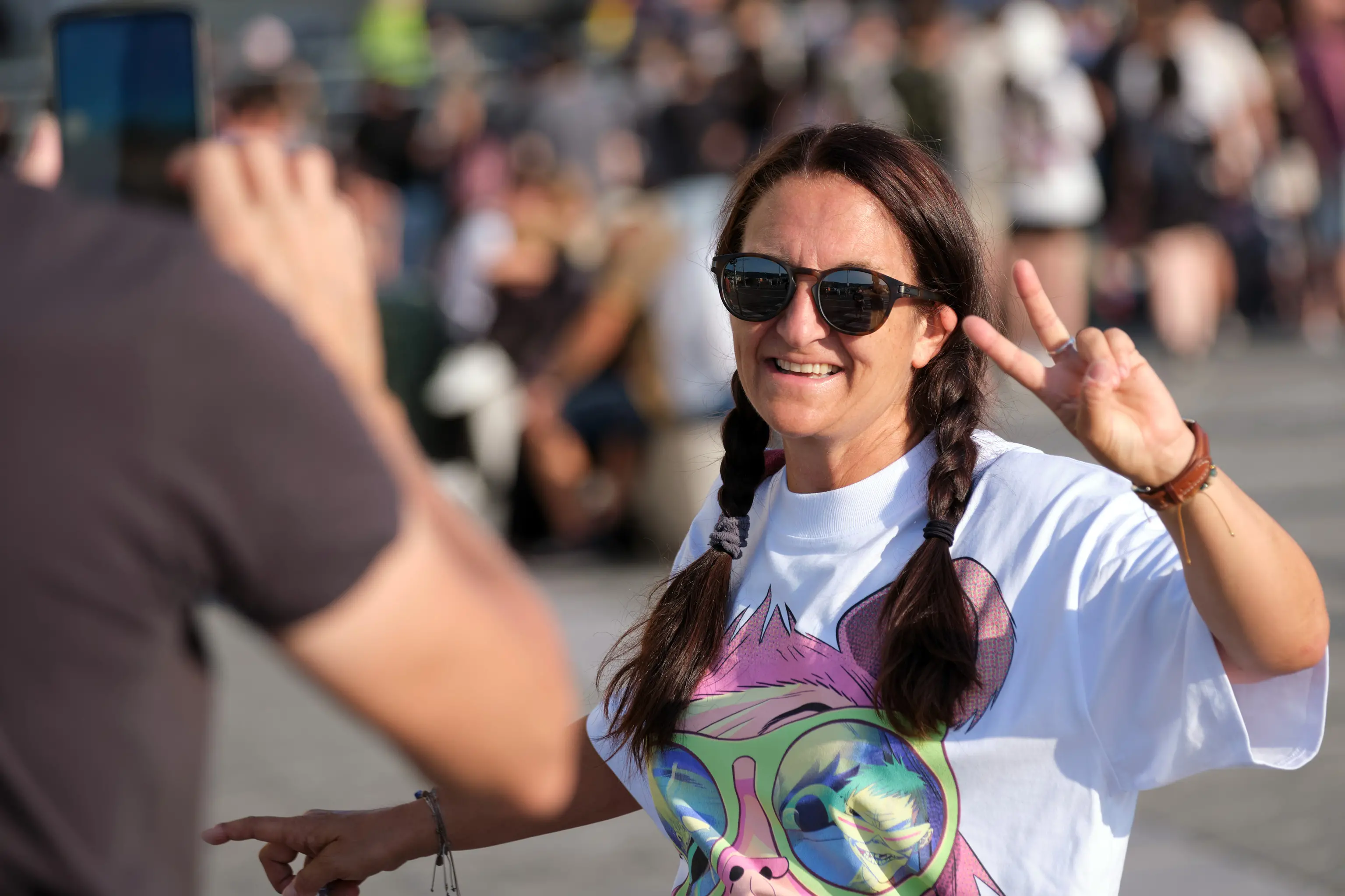 Tra le prime a mettersi in fila già alle 14, sotto il sole, in via Carlo, per accaparatsi un posto proprio sotto il palco sono state due ragazze di Lumignano, in provincia di Vicenza: Anna e Lory. Sono due delle 16.000 fan che hanno atteso impazienti per ore pur di vedere e ascoltare dal vivo i Gorillaz. Nelle foto di Massimo Silvano e Andrea Lasorte, la giornata dei fan che hanno invaso la città