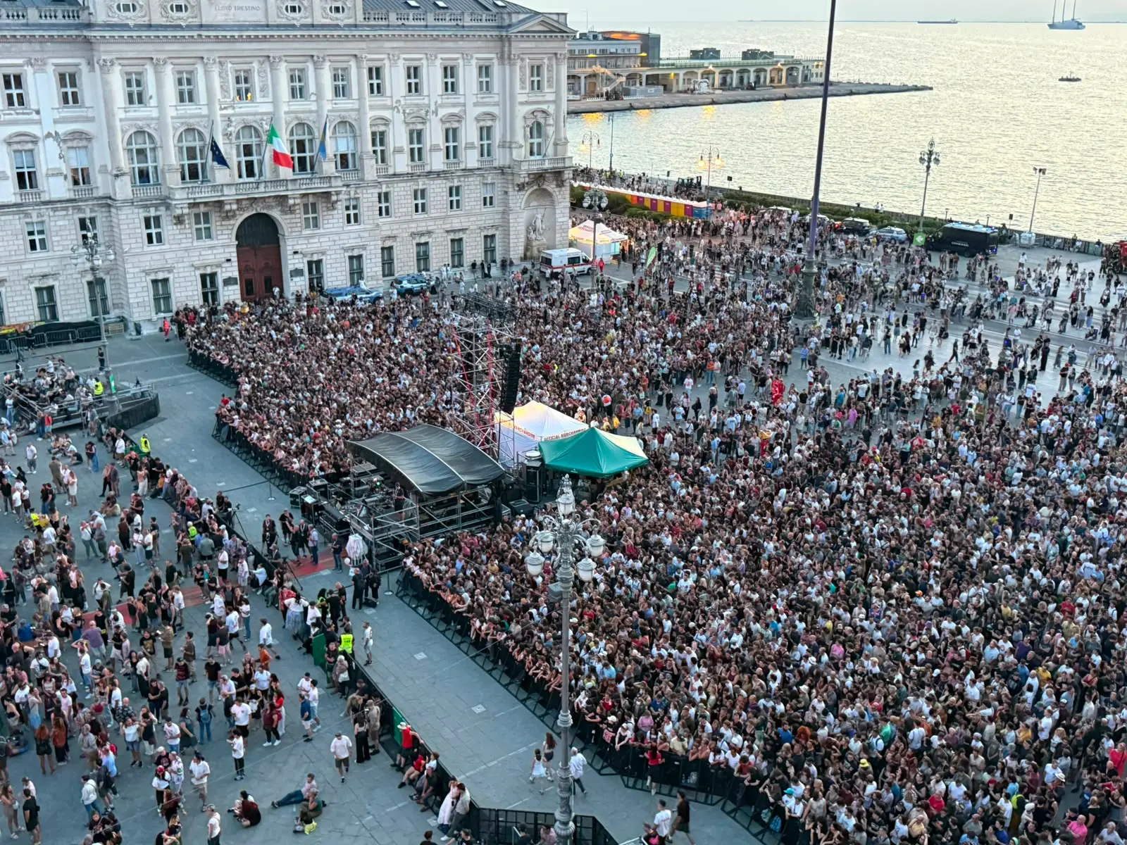 Tra le prime a mettersi in fila già alle 14, sotto il sole, in via Carlo, per accaparatsi un posto proprio sotto il palco sono state due ragazze di Lumignano, in provincia di Vicenza: Anna e Lory. Sono due delle 16.000 fan che hanno atteso impazienti per ore pur di vedere e ascoltare dal vivo i Gorillaz. Nelle foto di Massimo Silvano e Andrea Lasorte, la giornata dei fan che hanno invaso la città