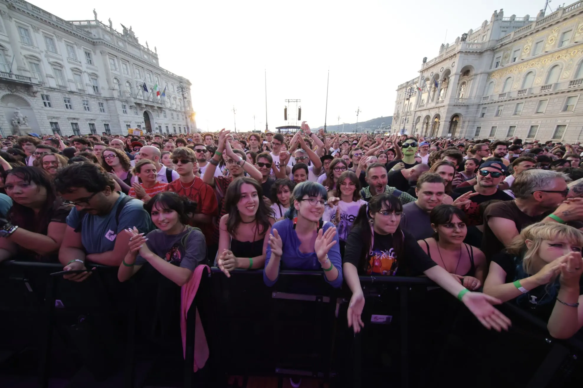 Tra le prime a mettersi in fila già alle 14, sotto il sole, in via Carlo, per accaparatsi un posto proprio sotto il palco sono state due ragazze di Lumignano, in provincia di Vicenza: Anna e Lory. Sono due delle 16.000 fan che hanno atteso impazienti per ore pur di vedere e ascoltare dal vivo i Gorillaz. Nelle foto di Massimo Silvano e Andrea Lasorte, la giornata dei fan che hanno invaso la città
