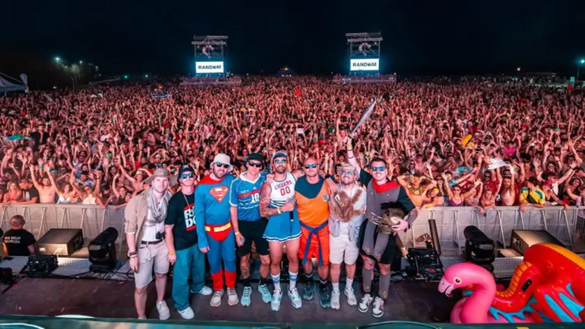 La folla alla festa Random al faro di Jesolo