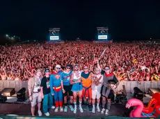 La folla alla festa Random al faro di Jesolo