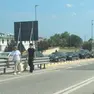 La colonna di auto che ieri ha preferito lo shopping al mare