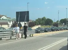 La colonna di auto che ieri ha preferito lo shopping al mare