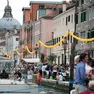 Panoramica delle tavolate e delle barche in Giudecca