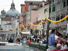 Panoramica delle tavolate e delle barche in Giudecca
