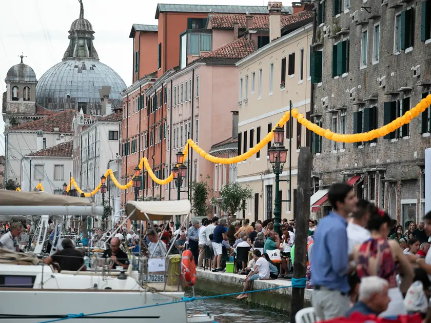 Panoramica delle tavolate e delle barche in Giudecca