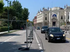 Le transenne del cantiere al Lido di Venezia