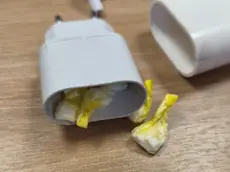 Il caricabatterie con la cocaina