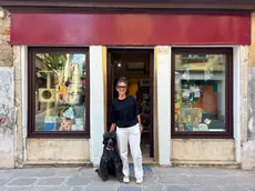 Mathilde Berengo e il suo cane Freyja fuori dalla toelettatura