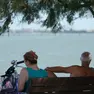 Due mestrini si godono il fresco in punta San Giuliano (foto Pòrcile)