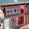 Un cartello con i divieti appeso su un vaporetto Actv