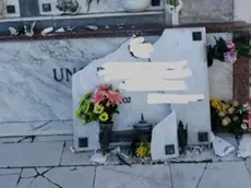 La lastra di marmo caduta in cimitero