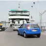 Auto in coda per l'imbarco sul ferry boat al Lido