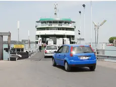 Auto in coda per l'imbarco sul ferry boat al Lido