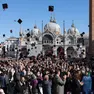 La cerimonia del lancio del tocco in piazza San Marco per i laureati di Ca' Foscari