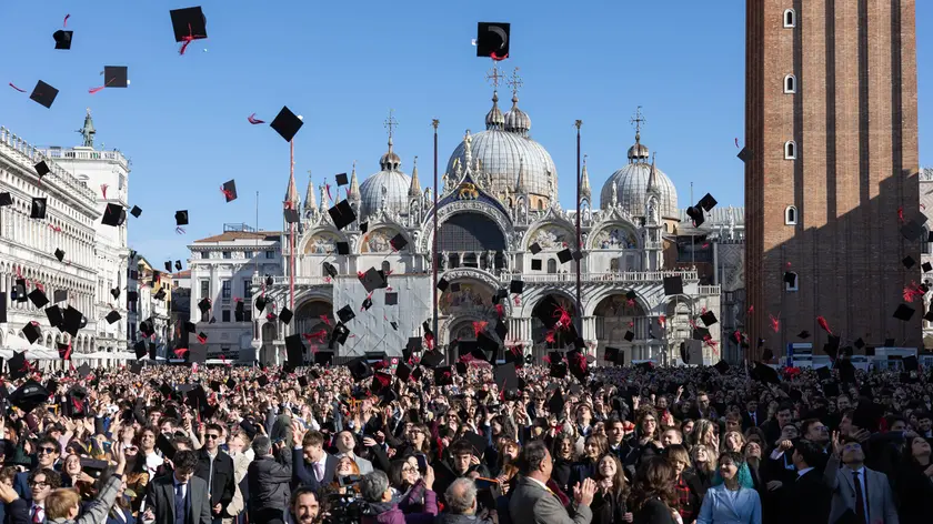 La cerimonia del lancio del tocco in piazza San Marco per i laureati di Ca' Foscari