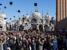 La cerimonia del lancio del tocco in piazza San Marco per i laureati di Ca' Foscari
