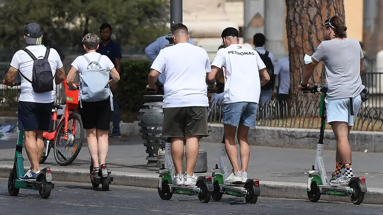 Sempre più in voga i monopattini per gli spostamenti in città