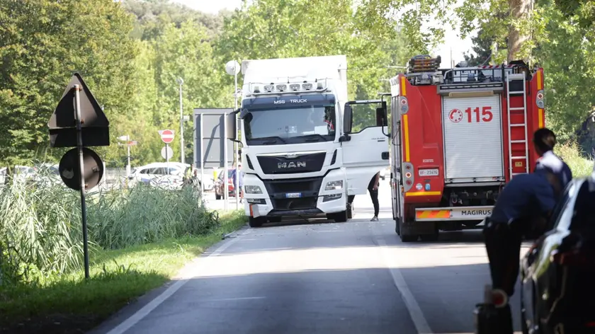 L’incidente all’altezza del sottopassaggio dell’autostrada