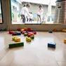 Bimbi giocano in una scuola dell'infanzia