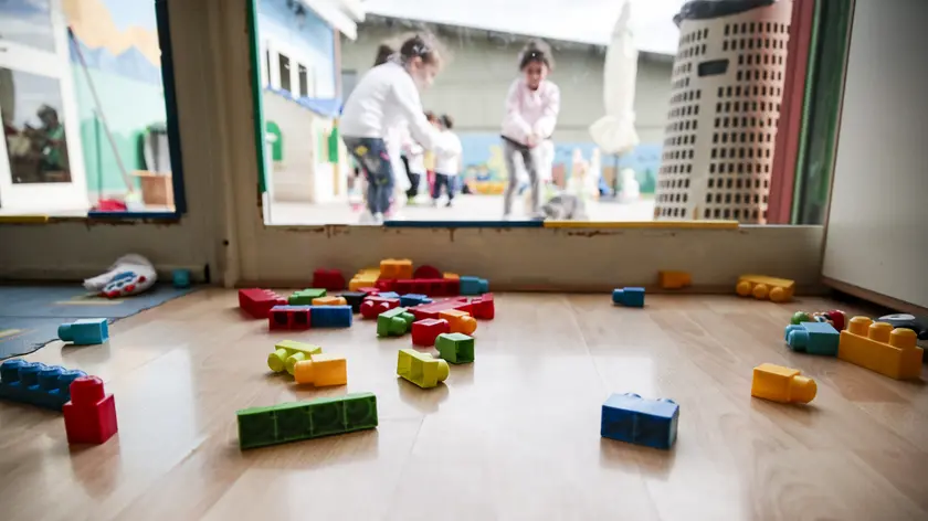 Bimbi giocano in una scuola dell'infanzia