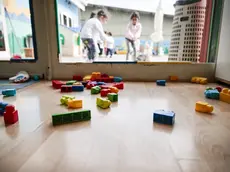 Bimbi giocano in una scuola dell'infanzia