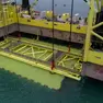 Il jack up mentre posa una paratoia in laguna