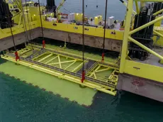 Il jack up mentre posa una paratoia in laguna