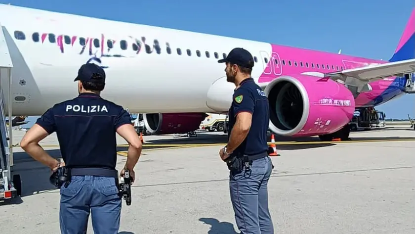 Passeggero ubriaco costringe aereo al dirottamento a Venezia: denunciato al Marco Polo