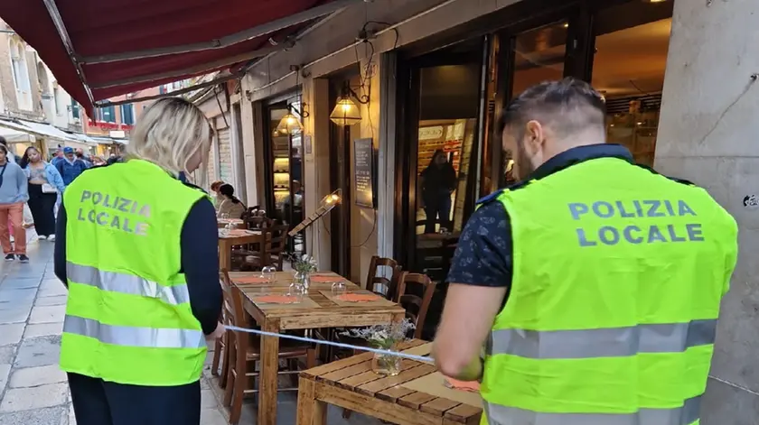 Stretta per i plateatici a Venezia