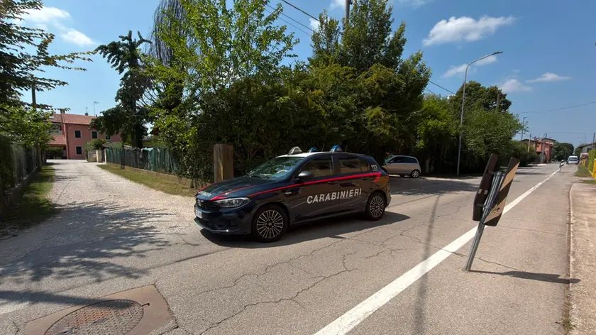 L'auto dei carabinieri in via Desman