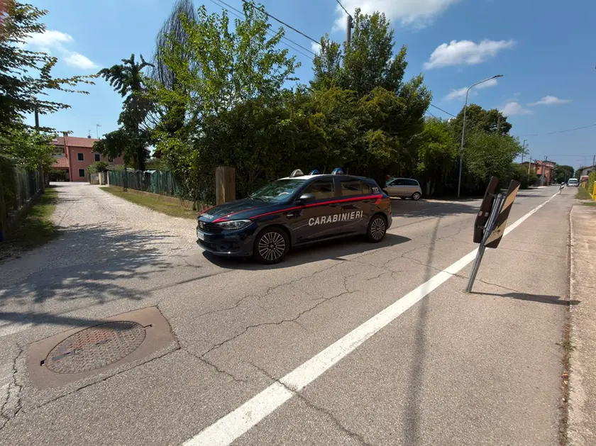 L'auto dei carabinieri in via Desman