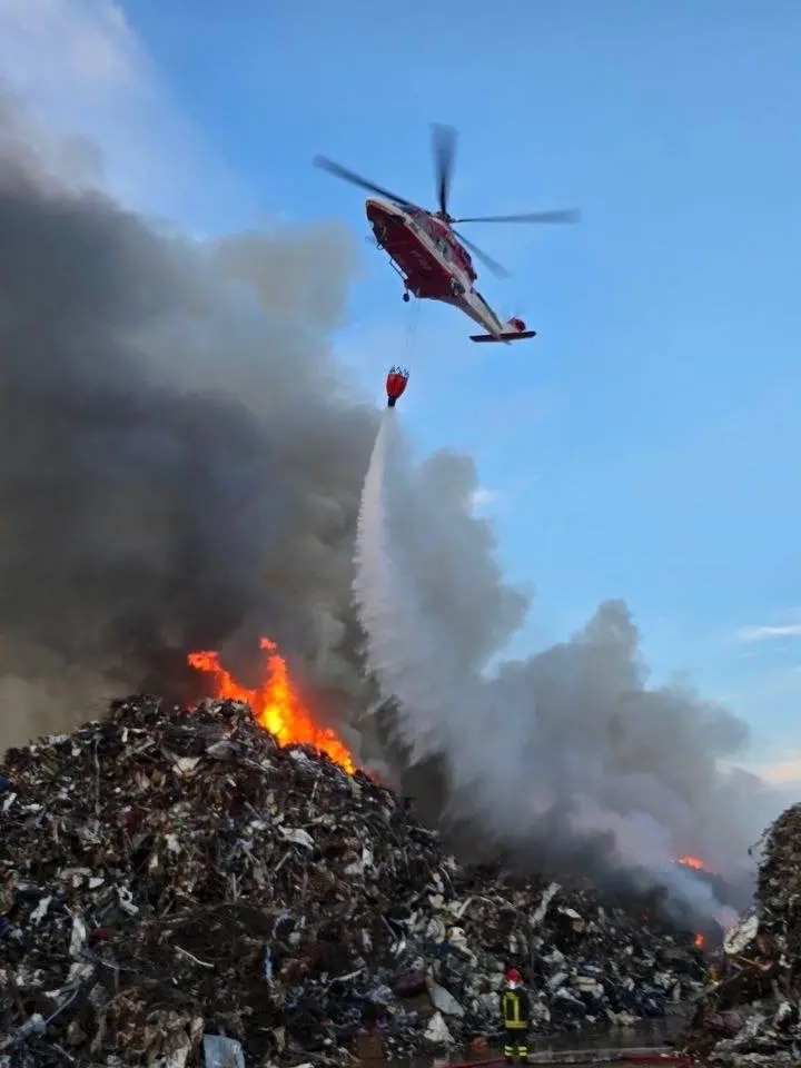 L'elicottero Drago 168 dei Vigili del fuoco durante le operazioni di spegnimento
