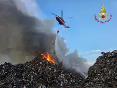 L'elicottero Drago 168 dei Vigili del fuoco durante le operazioni di spegnimento