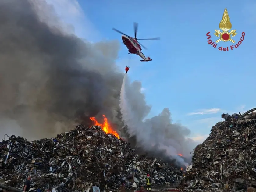 L'elicottero Drago 168 dei Vigili del fuoco durante le operazioni di spegnimento
