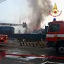 I pompieri al lavoro a Porto Marghera (foto vigili del fuoco)