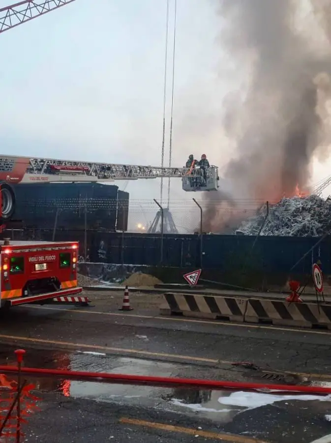 I pompieri al lavoro a Porto Marghera (foto vigili del fuoco)