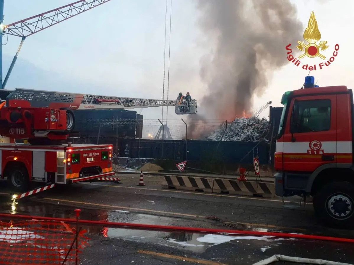 I pompieri al lavoro a Porto Marghera (foto vigili del fuoco)