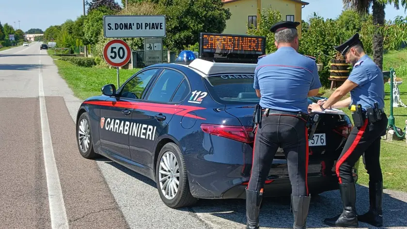 Colpisce la compagna con una balestra: 41enne ai domiciliari per scontare la condanna