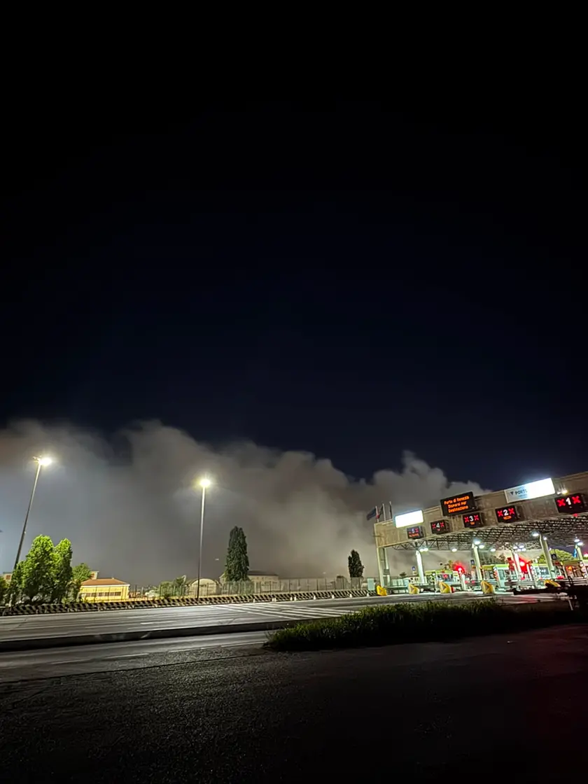 Il fumo provocato dall'incendio a Porto Marghera