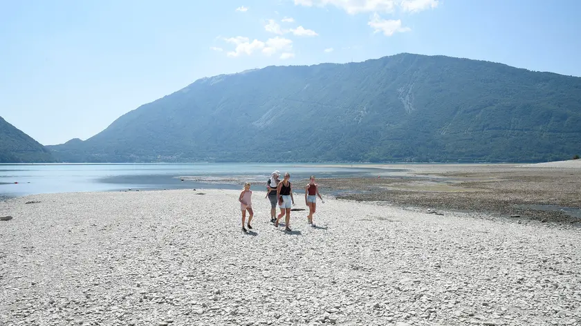 Il lago di Santa Croce calato in modo impressionante