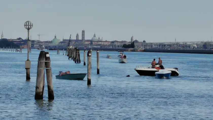 Barchini non lontano da punta San Giuliano