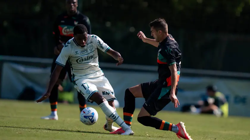 Da sinistra Duffus a contrasto con Franjic (credit Simone Fornasini, Venezia FC)