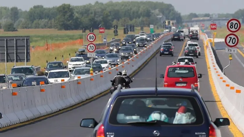 Traffico intenso sulla A4 per il primo weekend d'agosto